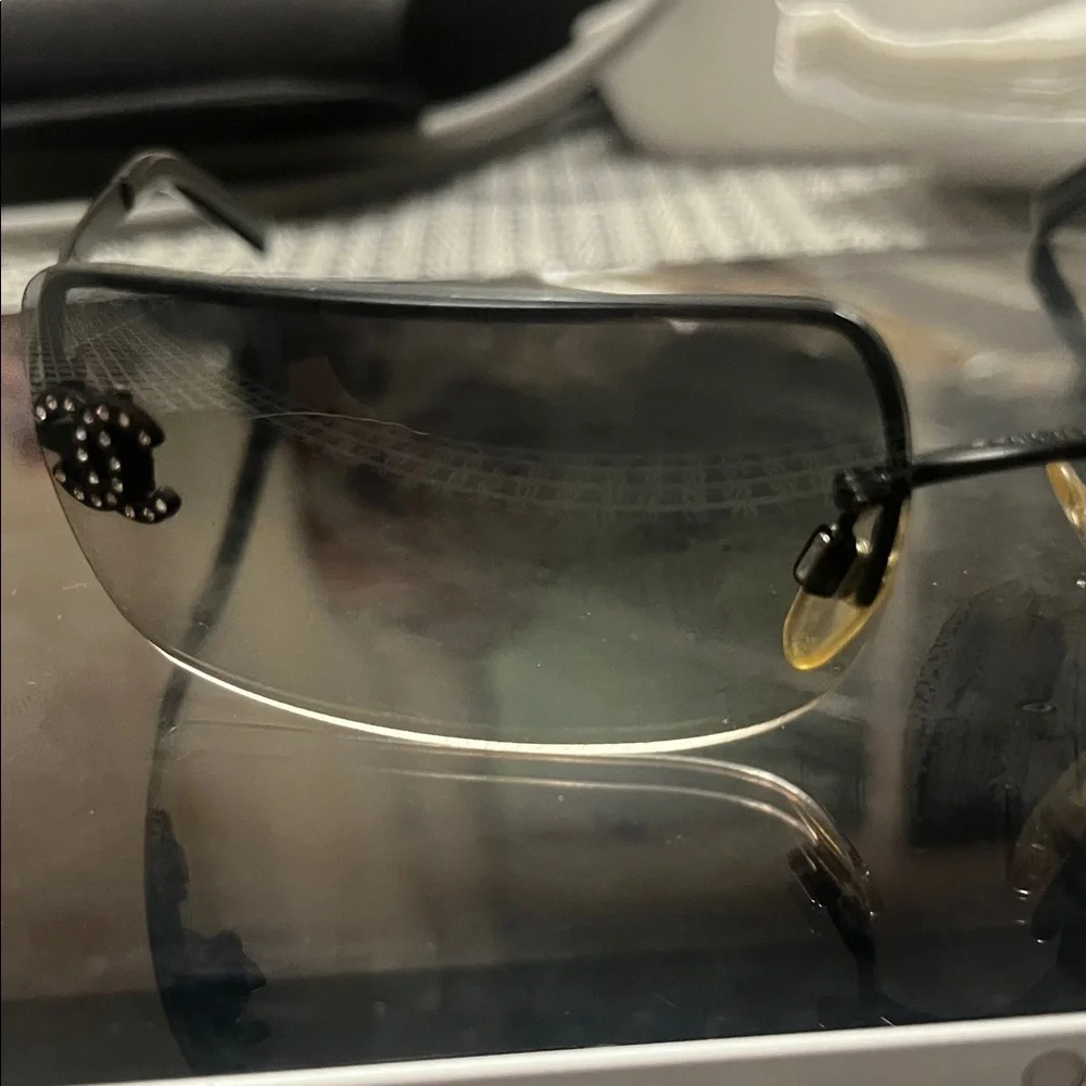 VINTAGE CHANEL Gradient Black Sunglasses - Picture 2 of 6
